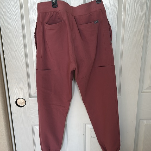 Figs Mauve Jogger scrubs - Picture 5 of 8